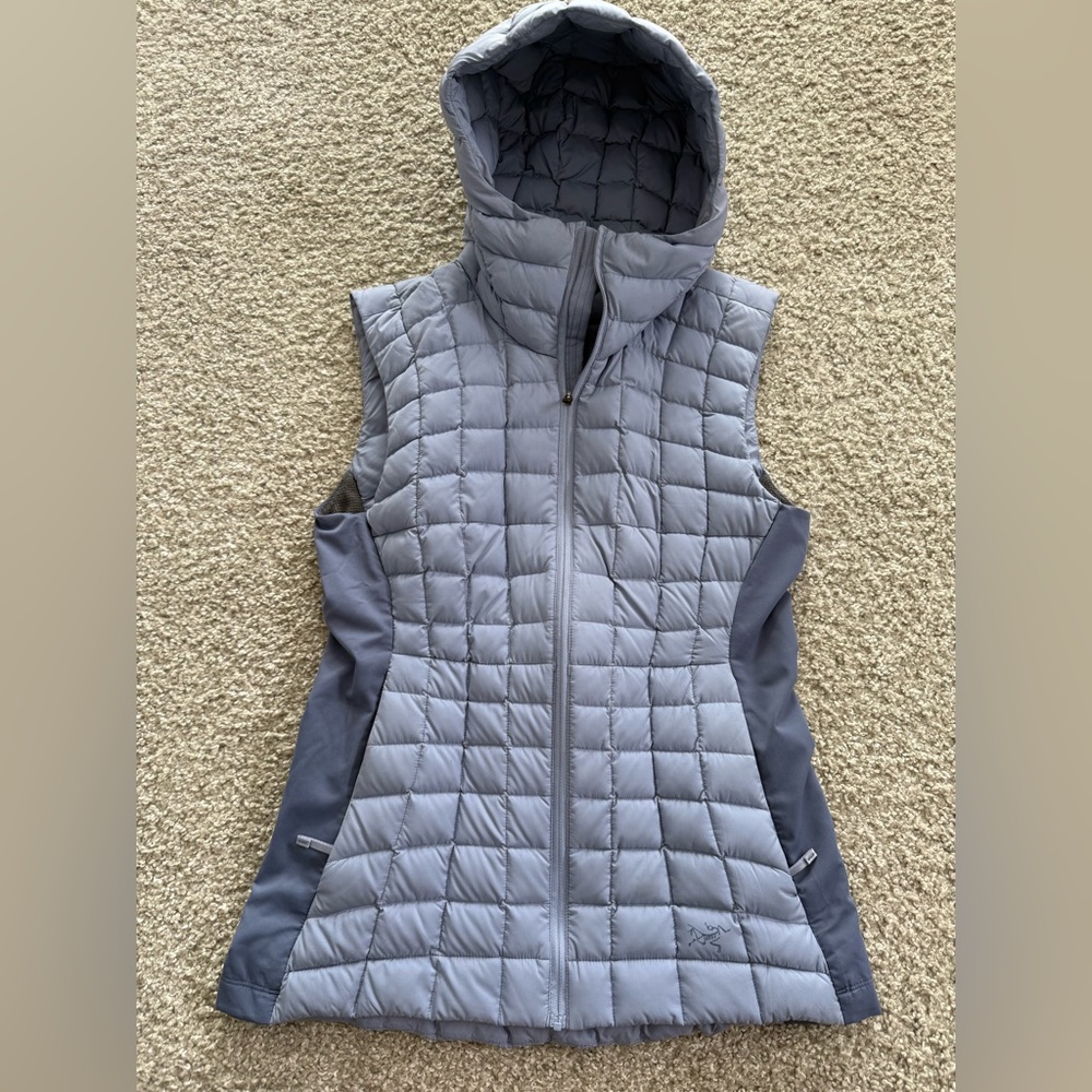 Arc’teryx Narin Down Hooded Puffer vest color Dove size Small